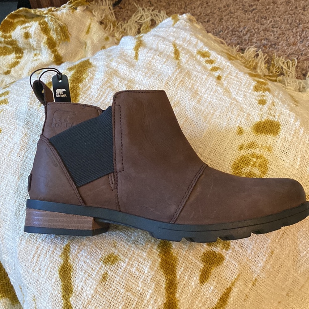 NWT Sorel Emelie Chelsea Waterproof Bootie - 8.5